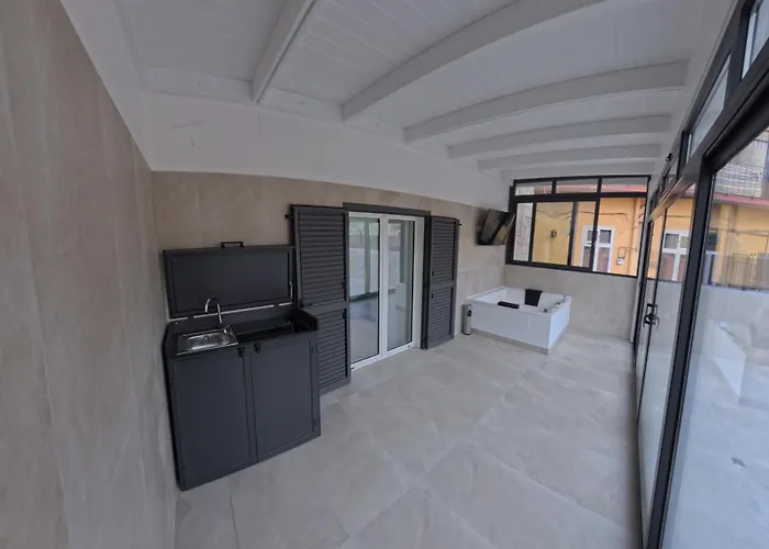 Luxury Airport نابولي